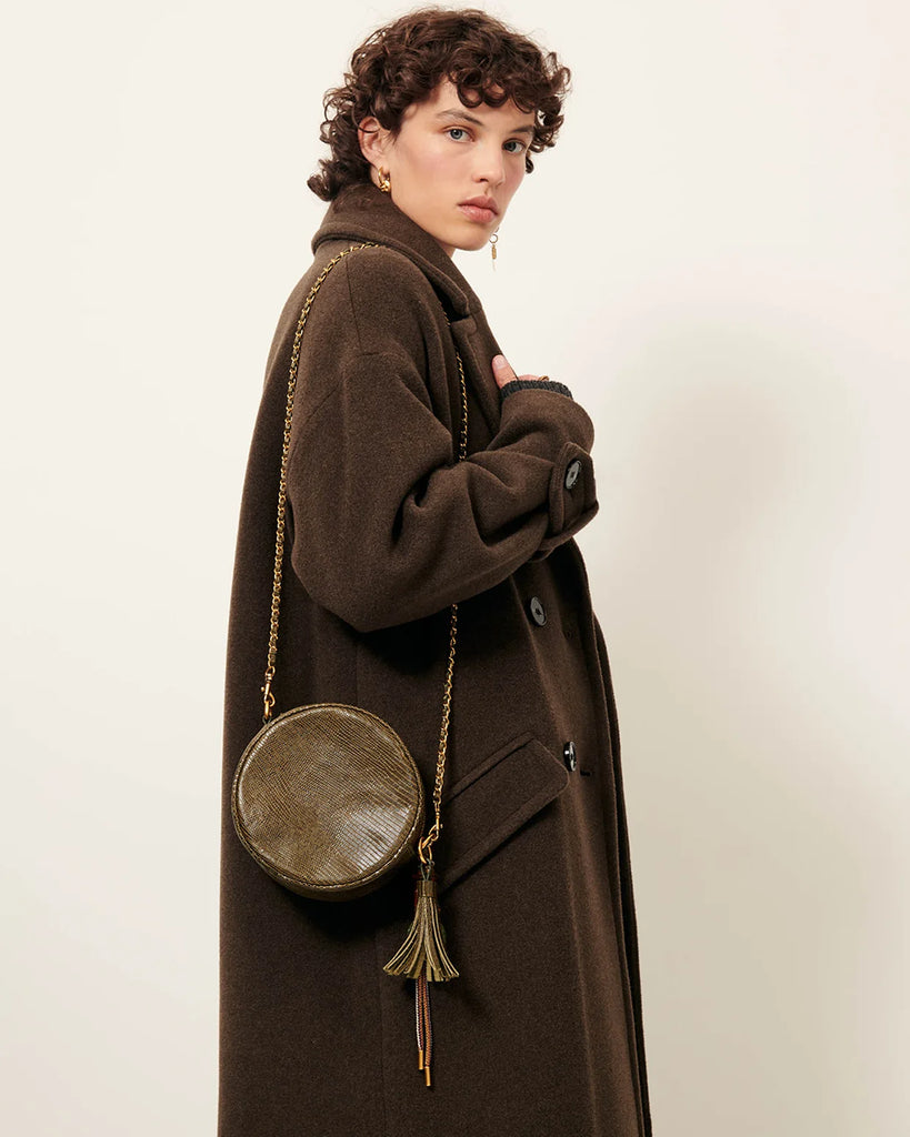 Długi, dwurzędowy płaszcz Mia Lichen francuskiej marki Sessun z aksamitnej tkaniny o podwójnym splocie, tkanej we Włoszech. Ma opadające ramiona, kołnierzyk i szerokie mankiety zapinane na guziki. Posiada kieszenie wpuszczane z patkami. Wykonany z dzianiny z wełną.&nbsp;