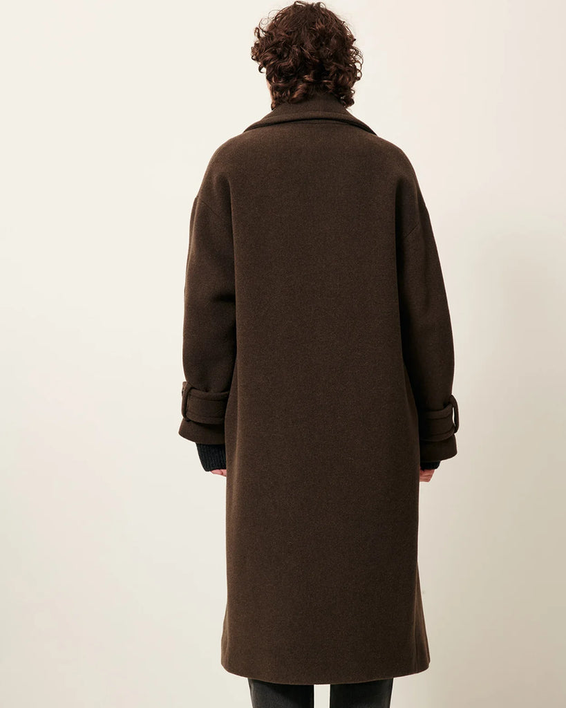 Długi, dwurzędowy płaszcz Mia Lichen francuskiej marki Sessun z aksamitnej tkaniny o podwójnym splocie, tkanej we Włoszech. Ma opadające ramiona, kołnierzyk i szerokie mankiety zapinane na guziki. Posiada kieszenie wpuszczane z patkami. Wykonany z dzianiny z wełną.&nbsp;