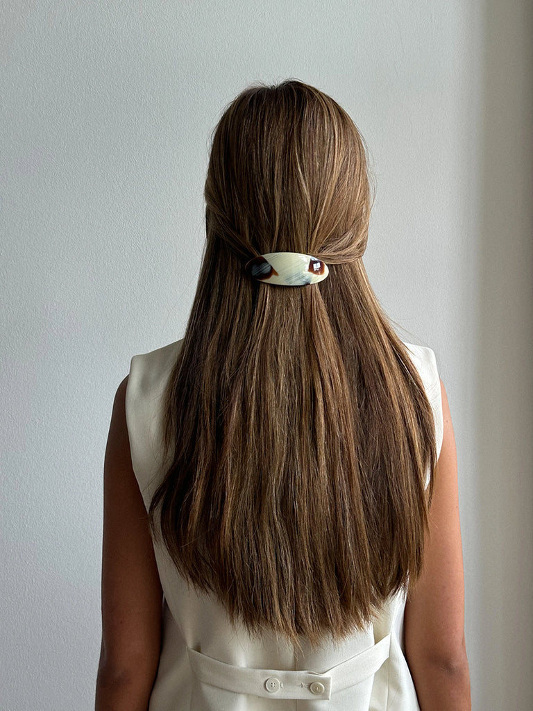 Urocza, owalna spinka Mie Barette Sea Pico Copenhagen jest niezbędnym dodatkiem do szybkiej i eleganckiej stylizacji włosów. Dzięki minimalistycznej i delikatnej estetyce doda elegancji każdej stylizacji.&nbsp;

Bez niklu.&nbsp;

Akcesoria do włosów nie podlegają zwrotowi ani wymianie ze względów higienicznych.