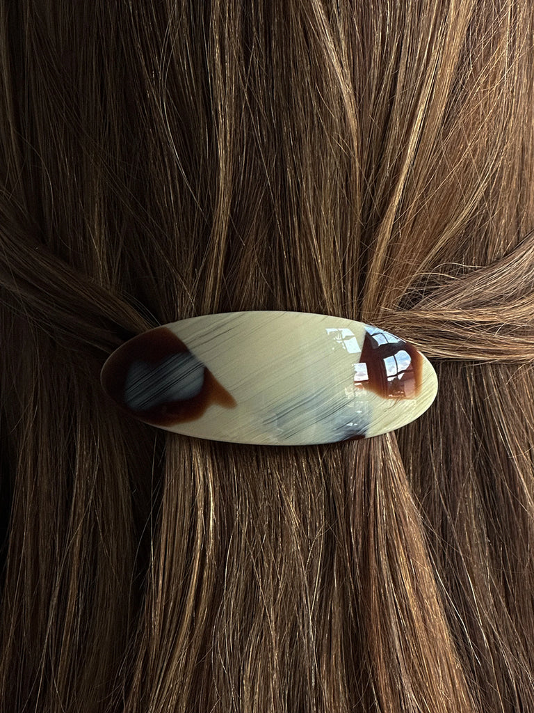 Urocza, owalna spinka Mie Barette Sea Pico Copenhagen jest niezbędnym dodatkiem do szybkiej i eleganckiej stylizacji włosów. Dzięki minimalistycznej i delikatnej estetyce doda elegancji każdej stylizacji.&nbsp;

Bez niklu.&nbsp;

Akcesoria do włosów nie podlegają zwrotowi ani wymianie ze względów higienicznych.