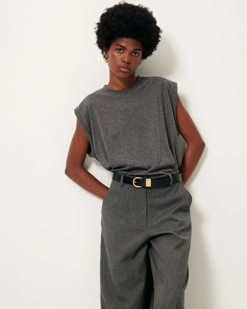 Skórzany pasek Miloa Black marki Sessun wykonany ze skóry krowiej, z grawerowaną klamrą i metalową szlufką.&nbsp;