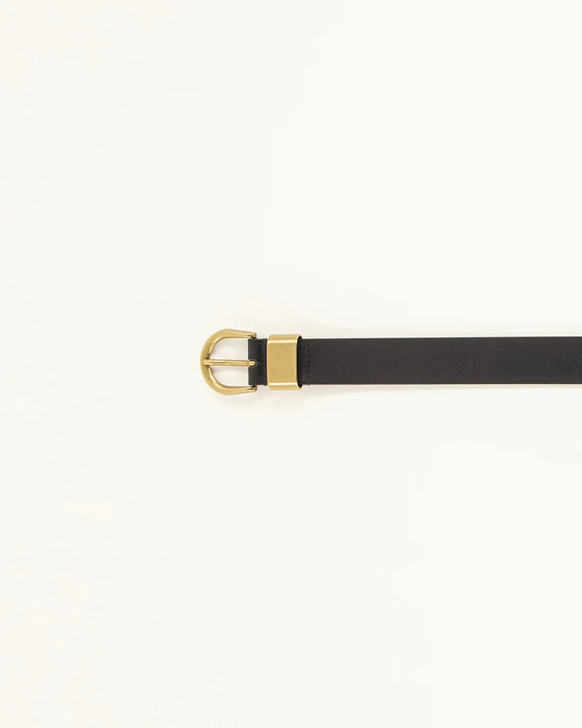 Skórzany pasek Miloa Black marki Sessun wykonany ze skóry krowiej, z grawerowaną klamrą i metalową szlufką.&nbsp;