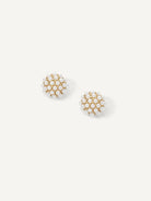 Eleganckie, wypukłe kolczyki Mini Pearl Pave Studs marki O&amp;P gęsto i regularnie wysadzane drobnymi, lśniącymi perełkami w złotej oprawie. Zapinane na sztyft.

Hipoalergiczne. Bez niklu.

Kolczyki nie podlegają zwrotowi ani wymianie ze względów higienicznych.