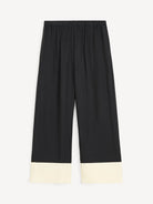 Eleganckie, zwiewne spodnie Mirabello Black White By Malene Birger z elastyczną talią z wysoką gumką w pasie i szerokimi nogawkami. Posiadają kieszenie boczne i kontrastowe wykończenia nogawek. Spodnie mają luźny krój. Wykonane z mieszanki cupro.&nbsp;

-Luźny, zwiewny fason

-Elastyczna talia

-Zamów spodnie w swoim standardowym rozmiarze