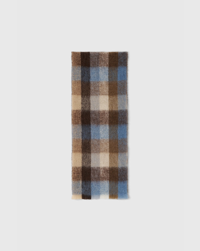 Ciepły, gruby szal Misty Chicory Coffee w kratę z frędzlami i logo marki. Wykonany z miękkiej mieszanki wełny, moheru i alpaki. Idealnie sprawdzi się do jesienno-zimowych stylizacji.&nbsp;