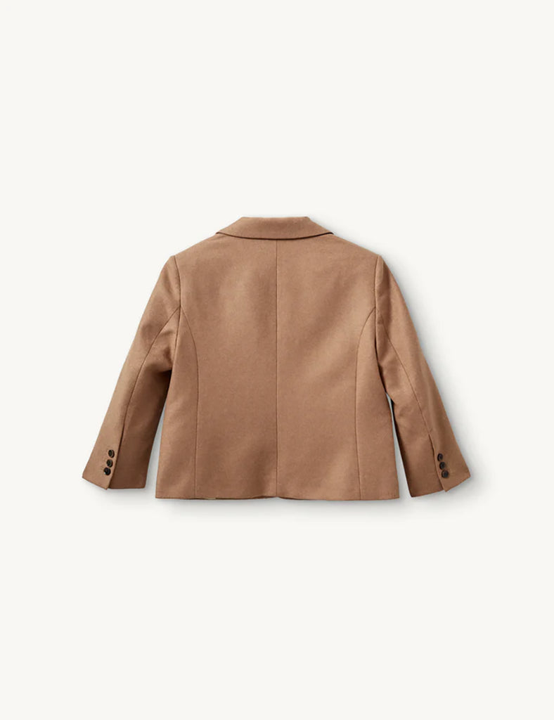 Krótka, dopasowana kurtka Mitch Fitted Camel z kołnierzykiem, rękawami z ozdobnymi guzikami przy mankietach, dwoma przednimi kieszeniami i kieszonką na piersi. Zapinana guziki. Wykonana z dzianiny z wełny z recyklingu. Dopasowany fason nadaje kurtce kobiecy charakter z eleganckim akcentem.&nbsp;