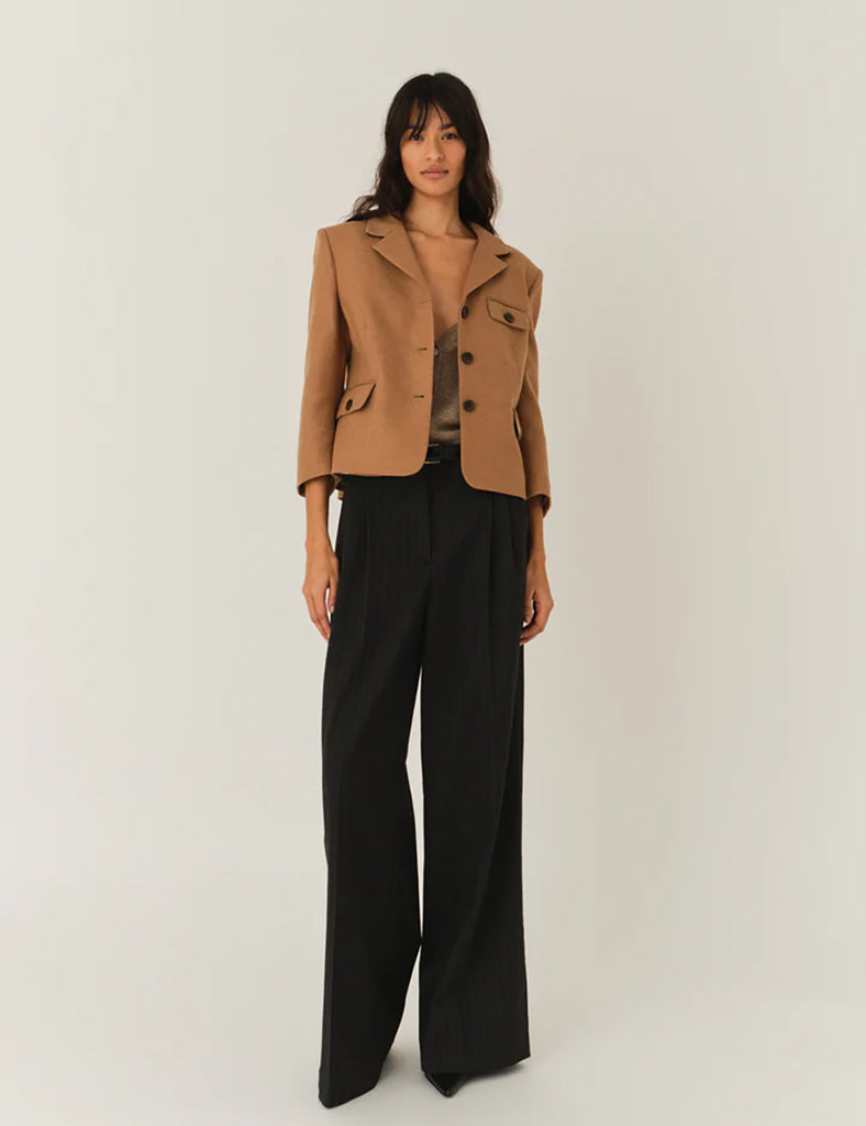 Krótka, dopasowana kurtka Mitch Fitted Camel z kołnierzykiem, rękawami z ozdobnymi guzikami przy mankietach, dwoma przednimi kieszeniami i kieszonką na piersi. Zapinana guziki. Wykonana z dzianiny z wełny z recyklingu. Dopasowany fason nadaje kurtce kobiecy charakter z eleganckim akcentem.&nbsp;