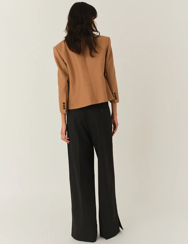 Krótka, dopasowana kurtka Mitch Fitted Camel z kołnierzykiem, rękawami z ozdobnymi guzikami przy mankietach, dwoma przednimi kieszeniami i kieszonką na piersi. Zapinana guziki. Wykonana z dzianiny z wełny z recyklingu. Dopasowany fason nadaje kurtce kobiecy charakter z eleganckim akcentem.&nbsp;