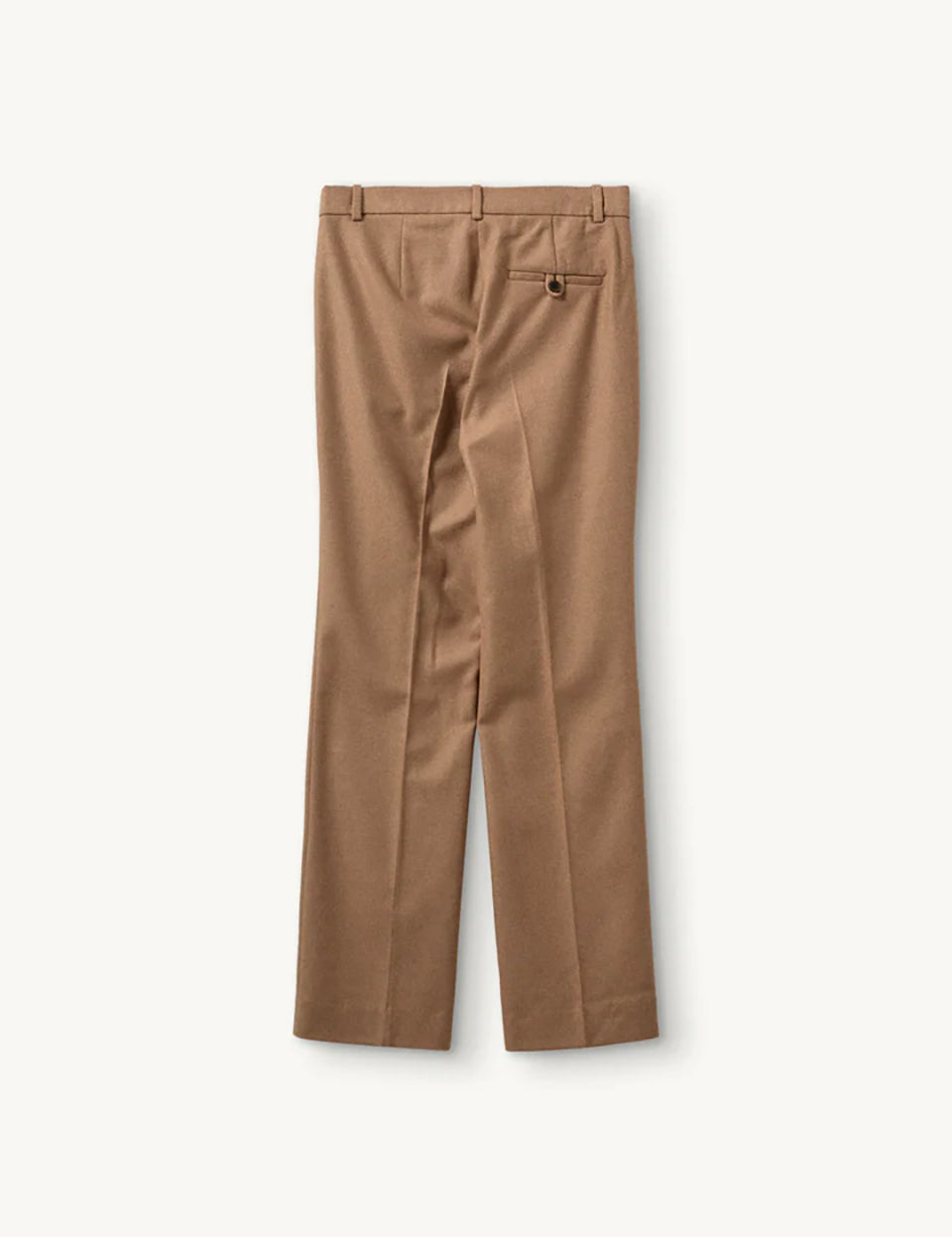 Proste, eleganckie spodnie Mitch Camel o klasycznym, lekko luźnym kroju z długimi nogawkami. Mają średni stan z dopasowanym pasem i zaszewkami z przodu, co podkreśla sylwetkę i dodaje formalnego charakteru. Z tyłu znajdują się kieszenie z lamówkami, a jedna z nich zapinana jest na guzik. Wykonane z tkaniny z wełną z recyklingu.