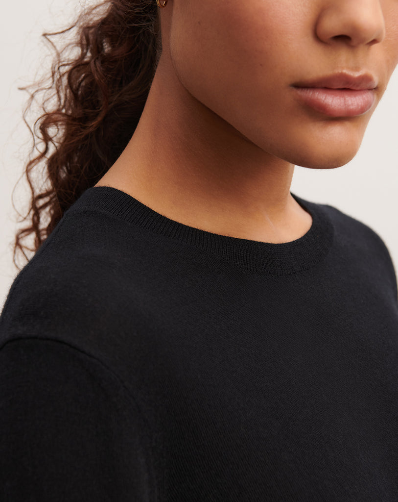 Cienki, luźny sweter MO2241N Noir w kolorze czarnym z okrągłym dekoltem, długimi rękawami i obniżoną linią ramion. Wykonany w 100% z kaszmiru. Idealnie pasuje do klasycznych jeansów lub spódnicy.&nbsp;