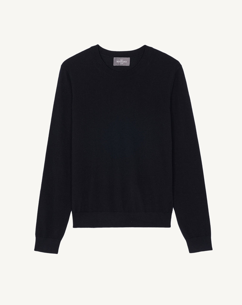 Cienki, luźny sweter MO2241N Noir w kolorze czarnym z okrągłym dekoltem, długimi rękawami i obniżoną linią ramion. Wykonany w 100% z kaszmiru. Idealnie pasuje do klasycznych jeansów lub spódnicy.&nbsp;