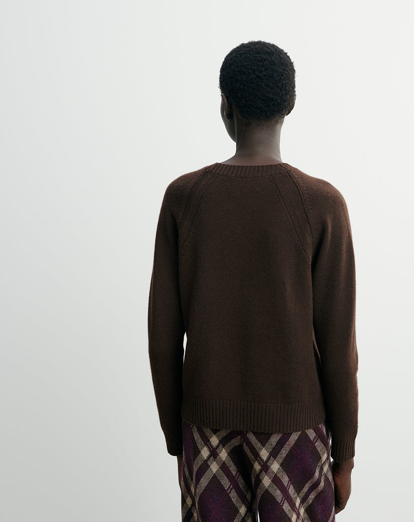 Luźny prosty sweter MO2857 Chocolat w brązowym kolorze z okrągłym dekoltem, raglanowym, długimi rękawami i zdobionym splocie przy ramionach. Sweter ma klasyczną długość. Wykonany w 100% z kaszmiru.&nbsp;