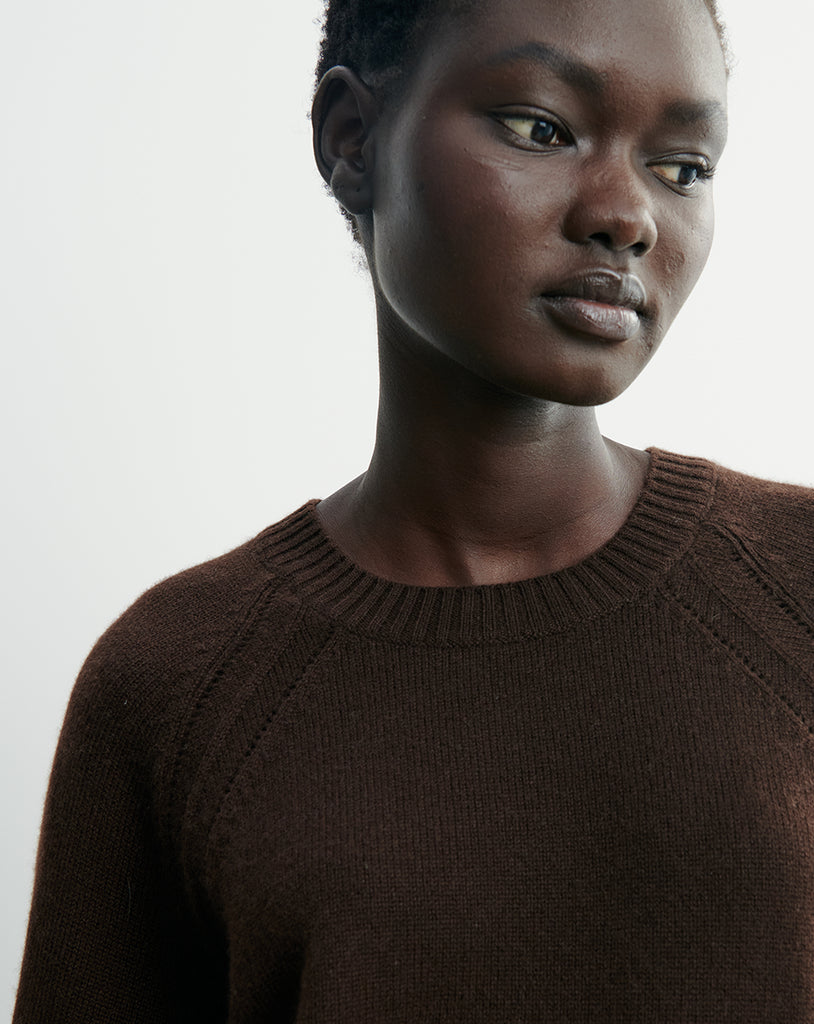 Luźny prosty sweter MO2857 Chocolat w brązowym kolorze z okrągłym dekoltem, raglanowym, długimi rękawami i zdobionym splocie przy ramionach. Sweter ma klasyczną długość. Wykonany w 100% z kaszmiru.&nbsp;