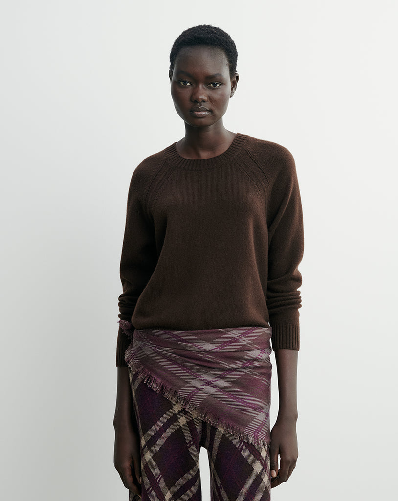 Luźny prosty sweter MO2857 Chocolat w brązowym kolorze z okrągłym dekoltem, raglanowym, długimi rękawami i zdobionym splocie przy ramionach. Sweter ma klasyczną długość. Wykonany w 100% z kaszmiru.&nbsp;