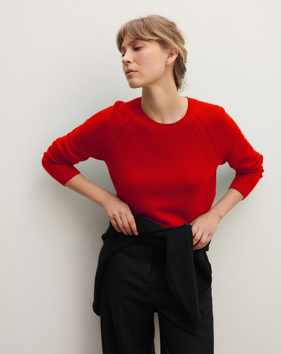 Luźny prosty sweter MO2857 Rouge w czerwonym kolorze z okrągłym dekoltem, raglanowym, długimi rękawami i zdobionym splocie przy ramionach. Sweter ma klasyczną długość. Wykonany w 100% z kaszmiru.&nbsp;