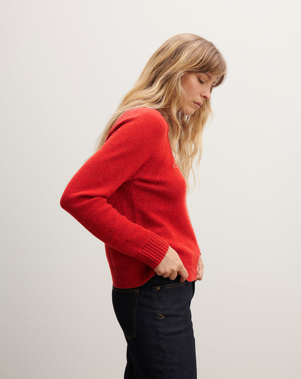 Luźny prosty sweter MO2857 Rouge w czerwonym kolorze z okrągłym dekoltem, raglanowym, długimi rękawami i zdobionym splocie przy ramionach. Sweter ma klasyczną długość. Wykonany w 100% z kaszmiru.&nbsp;