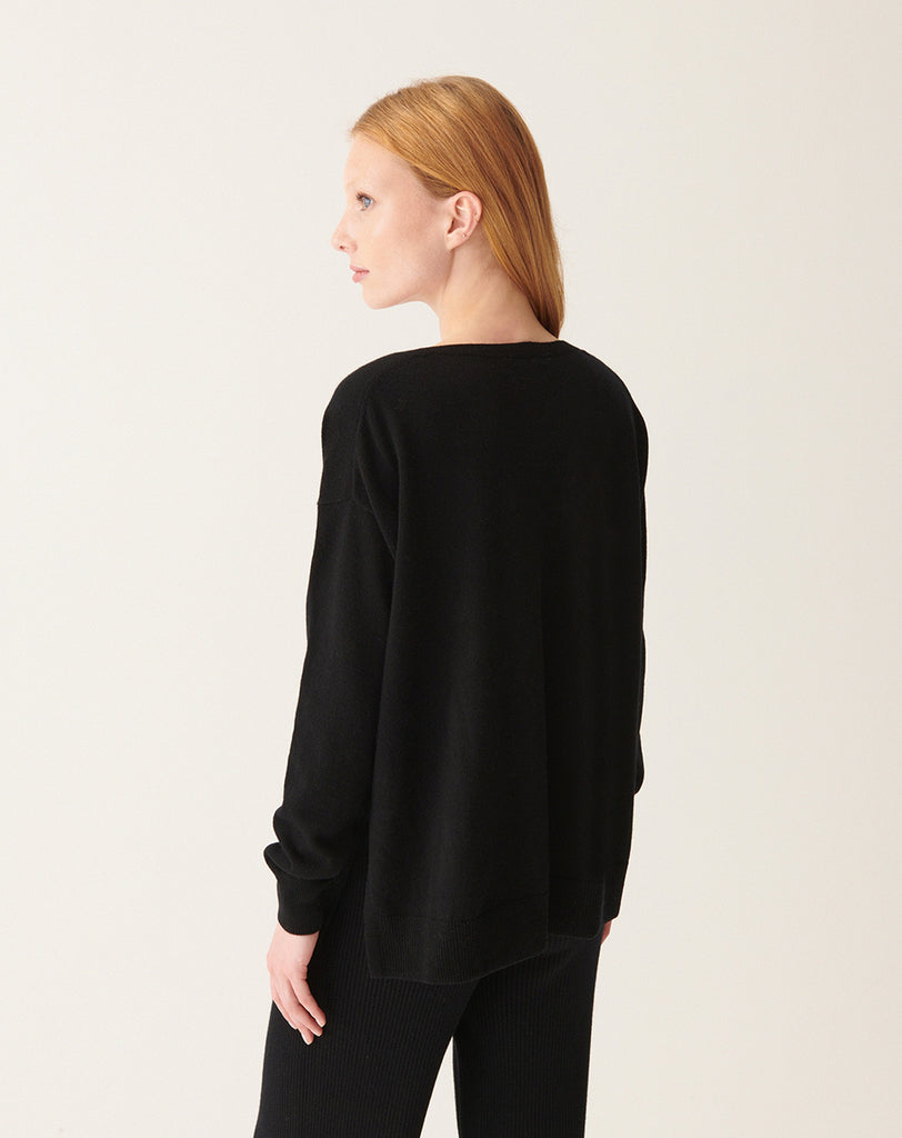 Luźny, długi sweter MO3563 Millet z dekoltem w serek, z długimi rękawami i rozcięciami na bogach. Ma obniżone wycięcia na ręce. Wykonane w 100% z kaszmiru.