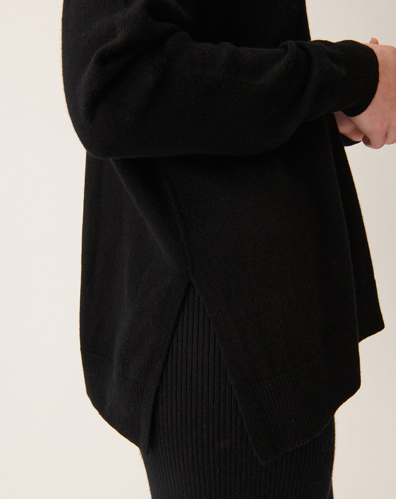 Luźny, długi sweter MO3563 Millet z dekoltem w serek, z długimi rękawami i rozcięciami na bogach. Ma obniżone wycięcia na ręce. Wykonane w 100% z kaszmiru.