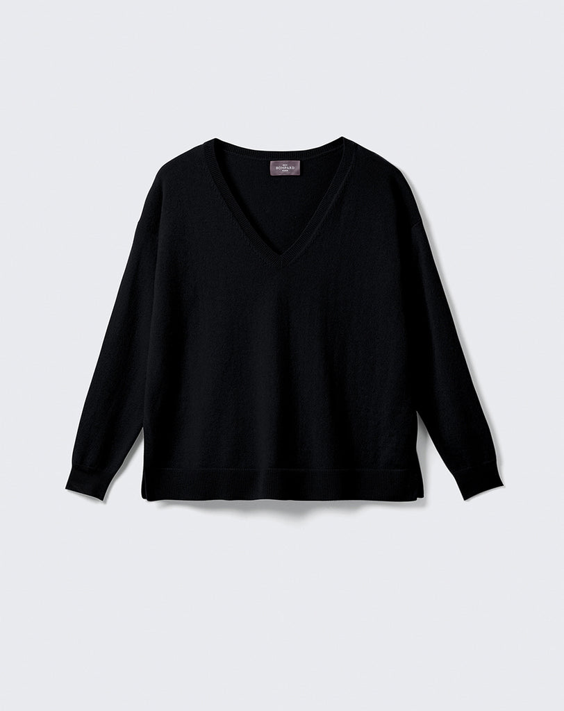 Luźny, długi sweter MO3563 Millet z dekoltem w serek, z długimi rękawami i rozcięciami na bogach. Ma obniżone wycięcia na ręce. Wykonane w 100% z kaszmiru.