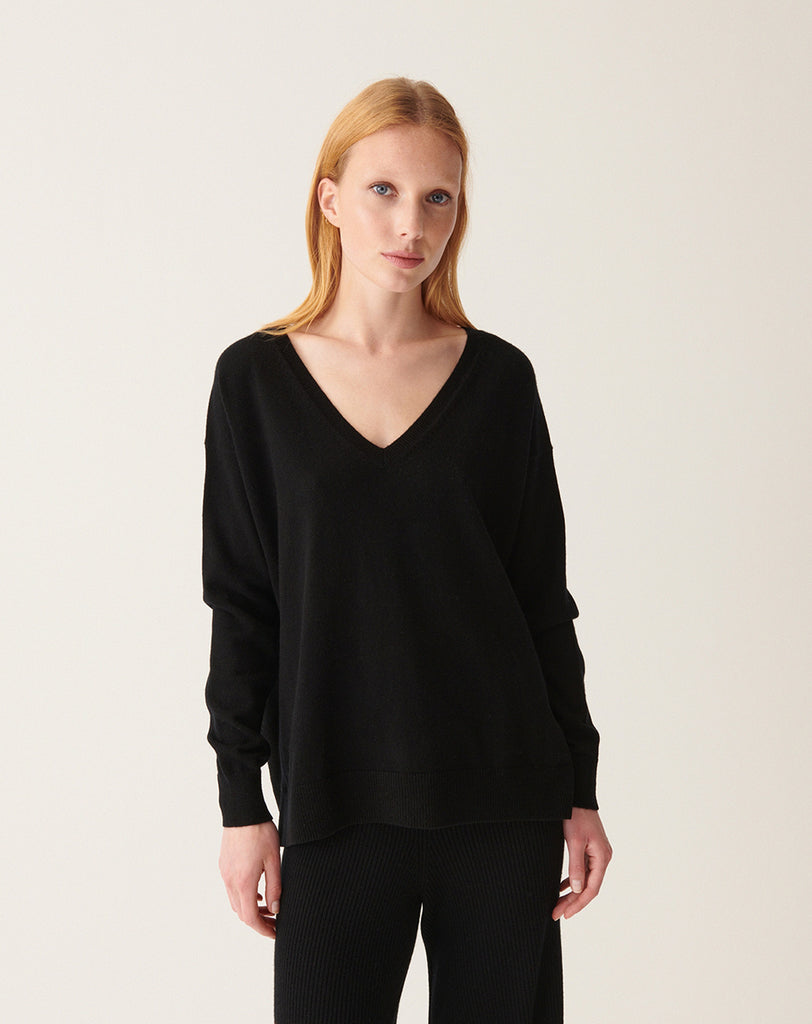 Luźny, długi sweter MO3563 Millet z dekoltem w serek, z długimi rękawami i rozcięciami na bogach. Ma obniżone wycięcia na ręce. Wykonane w 100% z kaszmiru.