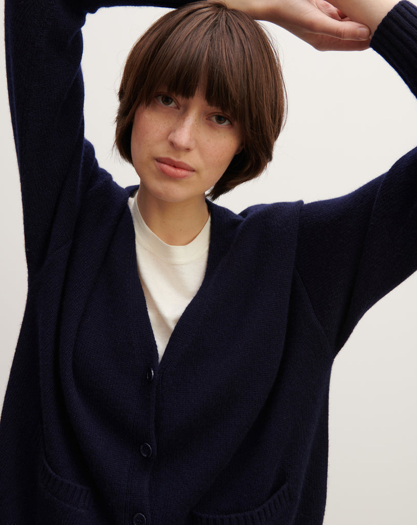 Luźny, klasyczny kardigan MO3568 Marine w granatowym kolorze o prążkowanym wykończeniu z długimi, obniżonymi rękawami. Zapinany jest na guziki i posiada dwie kieszenie z przodu. Wykonany w 100% z kaszmiru.
