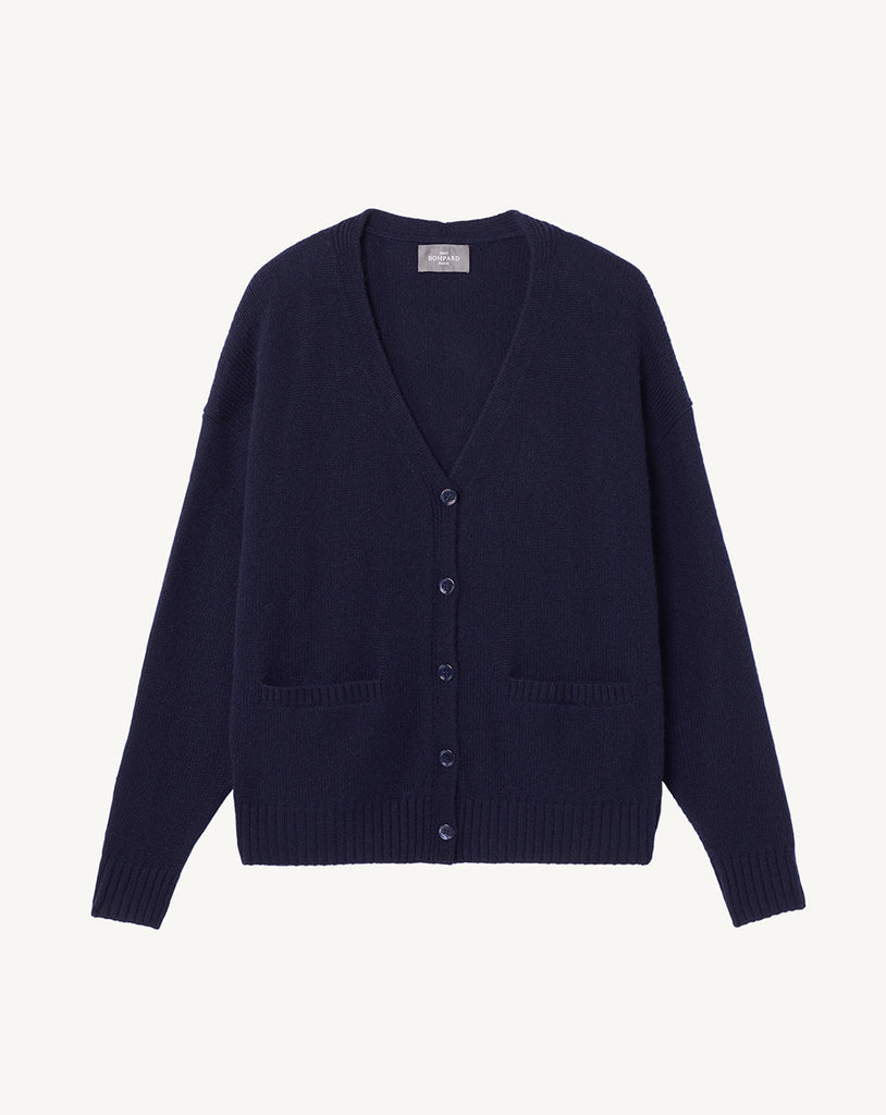 Luźny, klasyczny kardigan MO3568 Marine w granatowym kolorze o prążkowanym wykończeniu z długimi, obniżonymi rękawami. Zapinany jest na guziki i posiada dwie kieszenie z przodu. Wykonany w 100% z kaszmiru.
