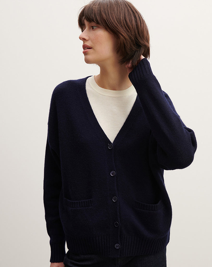 Luźny, klasyczny kardigan MO3568 Marine w granatowym kolorze o prążkowanym wykończeniu z długimi, obniżonymi rękawami. Zapinany jest na guziki i posiada dwie kieszenie z przodu. Wykonany w 100% z kaszmiru.
