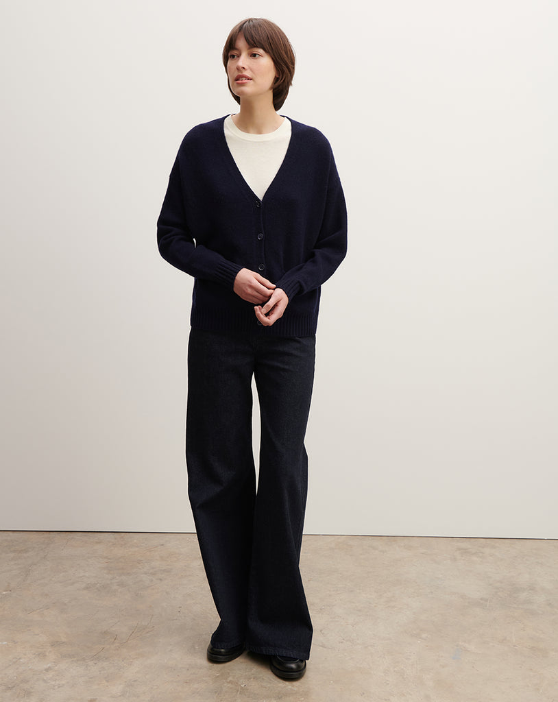 Luźny, klasyczny kardigan MO3568 Marine w granatowym kolorze o prążkowanym wykończeniu z długimi, obniżonymi rękawami. Zapinany jest na guziki i posiada dwie kieszenie z przodu. Wykonany w 100% z kaszmiru.
