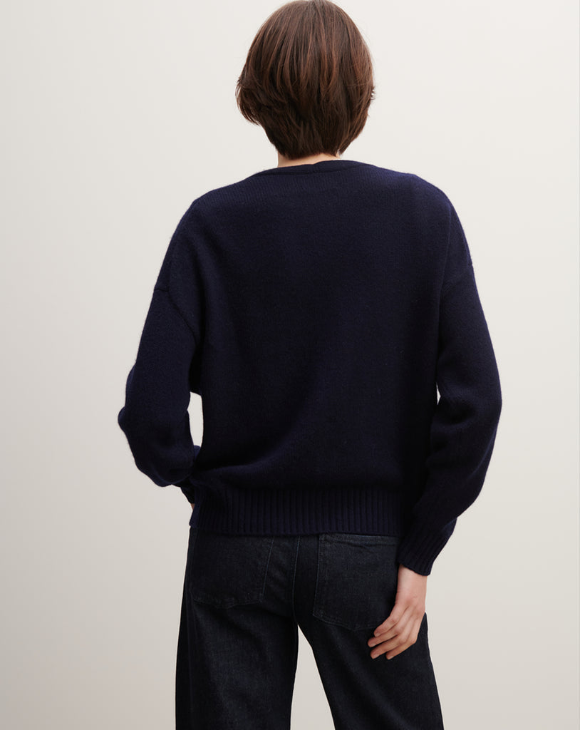 Luźny, klasyczny kardigan MO3568 Marine w granatowym kolorze o prążkowanym wykończeniu z długimi, obniżonymi rękawami. Zapinany jest na guziki i posiada dwie kieszenie z przodu. Wykonany w 100% z kaszmiru.
