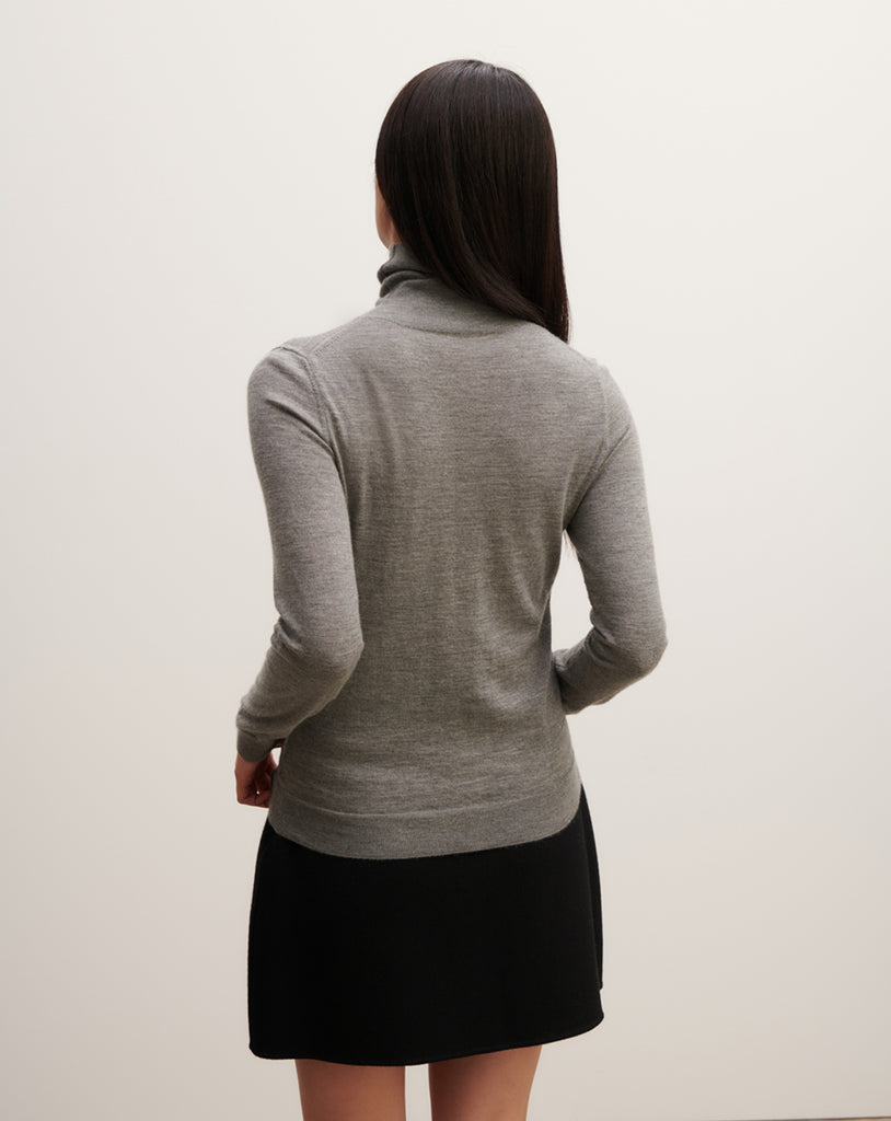 Prosty, cienki golf MO940N Gris Meteo w kolorze szarym z długimi rękawami. Wykonany w 100% z kaszmiru. Idealnie sprawdzi się jako podstawowy element jesiennych stylizacji.