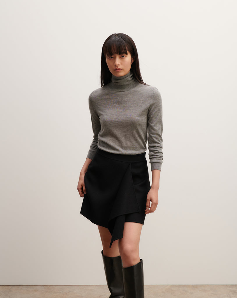 Prosty, cienki golf MO940N Gris Meteo w kolorze szarym z długimi rękawami. Wykonany w 100% z kaszmiru. Idealnie sprawdzi się jako podstawowy element jesiennych stylizacji.