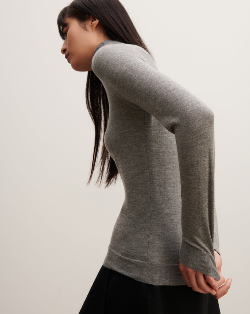 Prosty, cienki golf MO940N Gris Meteo w kolorze szarym z długimi rękawami. Wykonany w 100% z kaszmiru. Idealnie sprawdzi się jako podstawowy element jesiennych stylizacji.