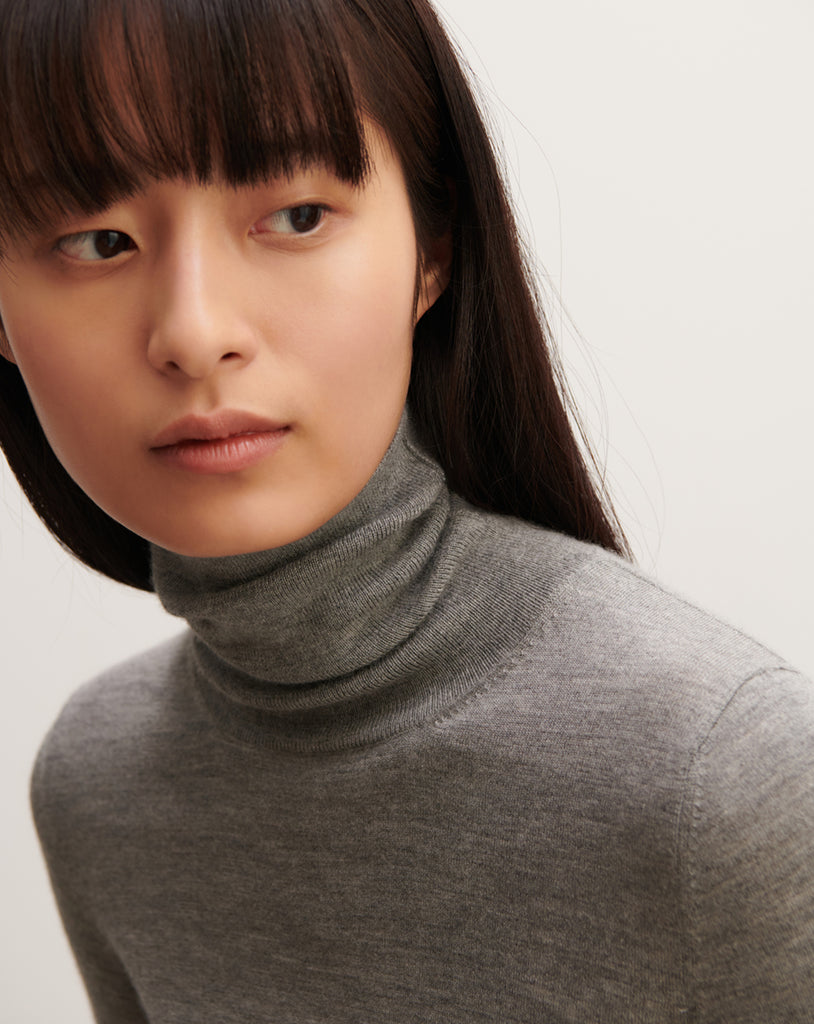 Prosty, cienki golf MO940N Gris Meteo w kolorze szarym z długimi rękawami. Wykonany w 100% z kaszmiru. Idealnie sprawdzi się jako podstawowy element jesiennych stylizacji.