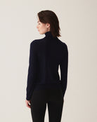 Prosty, cienki golf MO940N Marine w kolorze granatowym z długimi rękawami. Wykonany w 100% z kaszmiru. Idealnie sprawdzi się jako podstawowy element jesiennych stylizacji.