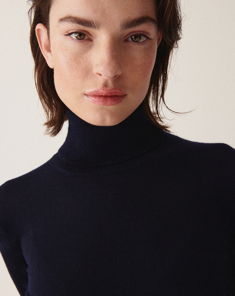 Prosty, cienki golf MO940N Marine w kolorze granatowym z długimi rękawami. Wykonany w 100% z kaszmiru. Idealnie sprawdzi się jako podstawowy element jesiennych stylizacji.