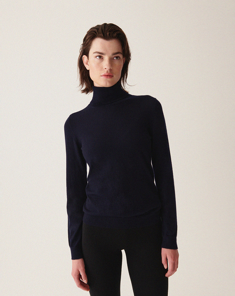 Prosty, cienki golf MO940N Marine w kolorze granatowym z długimi rękawami. Wykonany w 100% z kaszmiru. Idealnie sprawdzi się jako podstawowy element jesiennych stylizacji.