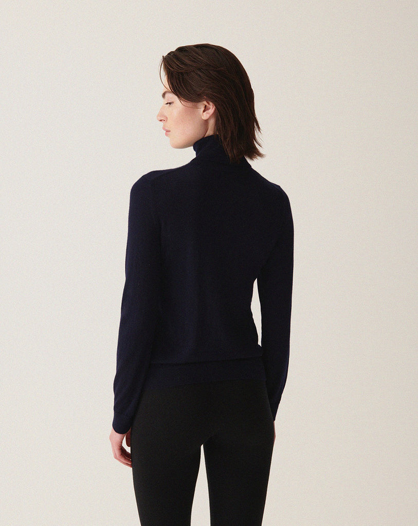 Prosty, cienki golf MO940N Marine w kolorze granatowym z długimi rękawami. Wykonany w 100% z kaszmiru. Idealnie sprawdzi się jako podstawowy element jesiennych stylizacji.