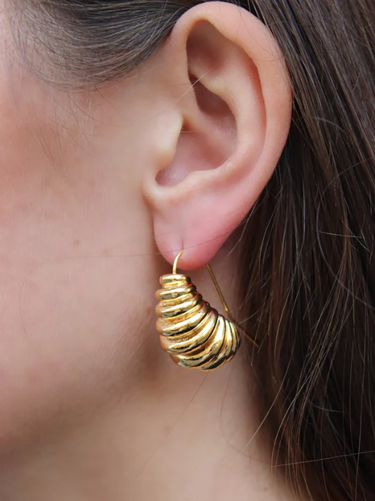 Eleganckie, duże kolczyki Monica Gold Pico Copenhagen inspirowane latami osiemdziesiątymi.

Bez niklu.

Kolczyki nie podlegają zwrotom ani wymianom ze względów higienicznych&nbsp;