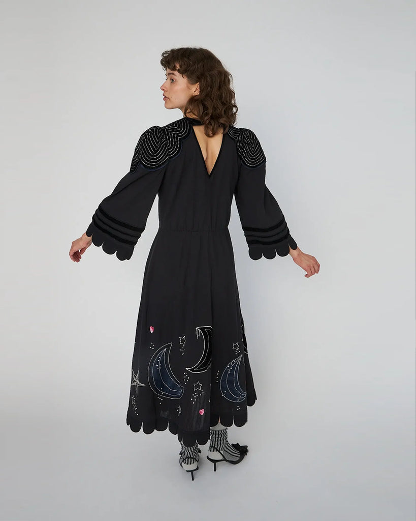 Bawełniana, midi sukienka Embroidered Moon&amp;Star marki STELLA NOVA z okrągłym dekoltem pod szyję i rękawami o długości 3/4. Sukienka ma wyraźnie zaznaczoną talię oraz falbaniaste zakończenie u dołu i przy rękawach. Tył sukienki zdobi subtelne wycięcie w kształcie litery V. Posiada ręcznie haftowane motywy MIDNIGHT. Zapinana na suwak z boku i guzik z tyłu przy szyi.&nbsp;