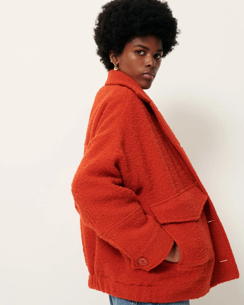 Krótki, wełniany płaszcz Morrison Witamin marki Sessun z opadającymi ramionami i kołnierzykiem. Z przodu posiada naszyte kieszenie zapinane na zatrzaski oraz elastyczną talią i gumkę z tyłu. Zapinany na guziki. Wykonany we Włoszech z grubej, barwionej tkaniny o splocie koszykowym.