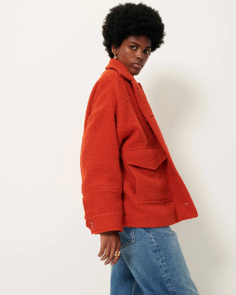 Krótki, wełniany płaszcz Morrison Witamin marki Sessun z opadającymi ramionami i kołnierzykiem. Z przodu posiada naszyte kieszenie zapinane na zatrzaski oraz elastyczną talią i gumkę z tyłu. Zapinany na guziki. Wykonany we Włoszech z grubej, barwionej tkaniny o splocie koszykowym.