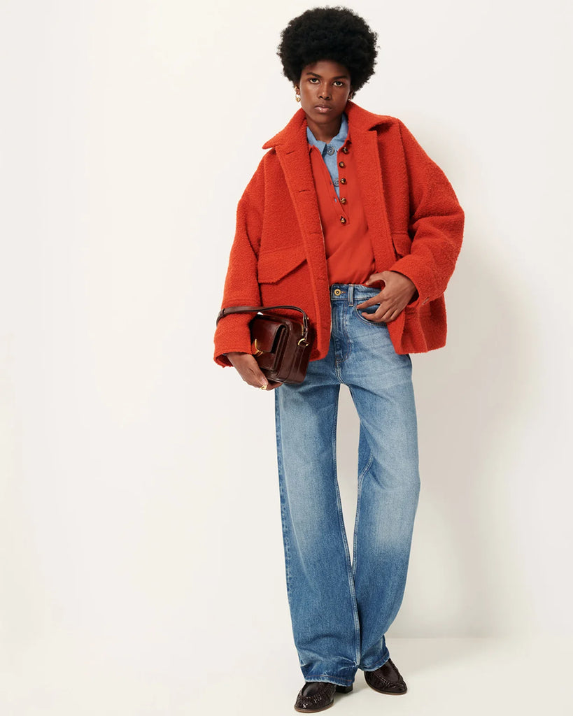 Krótki, wełniany płaszcz Morrison Witamin marki Sessun z opadającymi ramionami i kołnierzykiem. Z przodu posiada naszyte kieszenie zapinane na zatrzaski oraz elastyczną talią i gumkę z tyłu. Zapinany na guziki. Wykonany we Włoszech z grubej, barwionej tkaniny o splocie koszykowym.