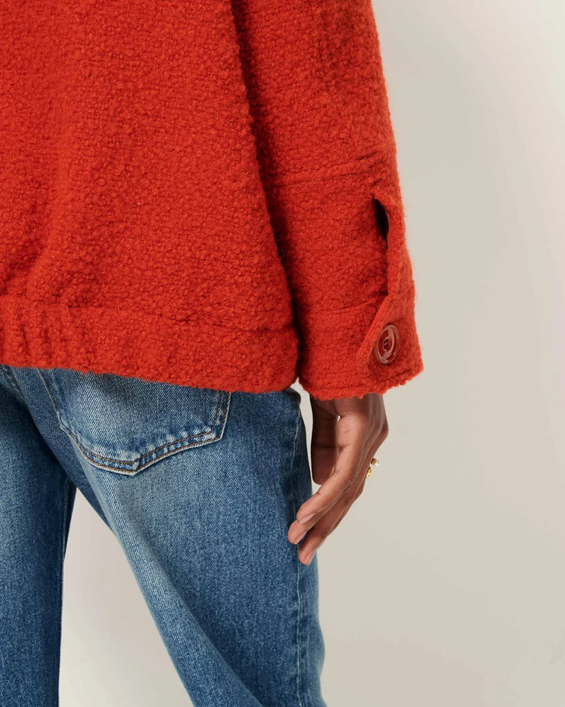 Krótki, wełniany płaszcz Morrison Witamin marki Sessun z opadającymi ramionami i kołnierzykiem. Z przodu posiada naszyte kieszenie zapinane na zatrzaski oraz elastyczną talią i gumkę z tyłu. Zapinany na guziki. Wykonany we Włoszech z grubej, barwionej tkaniny o splocie koszykowym.