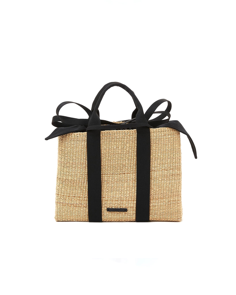 Średniej wielkości, ręcznie pleciony kosz JEROME - NATURAL x BLACK HDL x BLACK COTTON francuskiej marki Muun. Posiada prostokątny kształt, dwie mocne, plecione materiałowe rączki w kolorze ciemnozielonym do wygodnego trzymania w dłoni i zawieszenia na ramieniu. Wewnątrz koszyka znajduje się wiązana, wyciągana bawełniana, czarna torebka