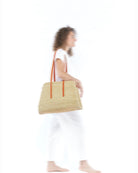 Duży, ręcznie pleciony kosz LAURA - NATURAL x TAN HDL x ECRU COTTON francuskiej marki Muun. Posiada trapezowy kształt, dwie mocne, skórzane rączki w kolorze do wygodnego trzymania w dłoni i zawieszenia na ramieniu. Wewnątrz koszyka znajduje się wiązana, wyciągana bawełniana, kremowa torebka.