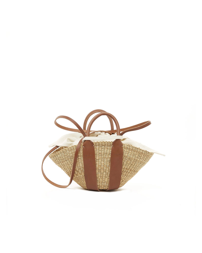 Mała, ręcznie pleciona torebka koszyk MINI SOPHIE - NATURAL x Tan HDL x Ecru COTTON francuskiej marki Muun. Posiada wachlarzowy kształt, dwie mocne, skórzane, brązowe rączki do wygodnego trzymania w dłoni oraz długi, cienki pasek do zawieszenia na ramieniu. 
