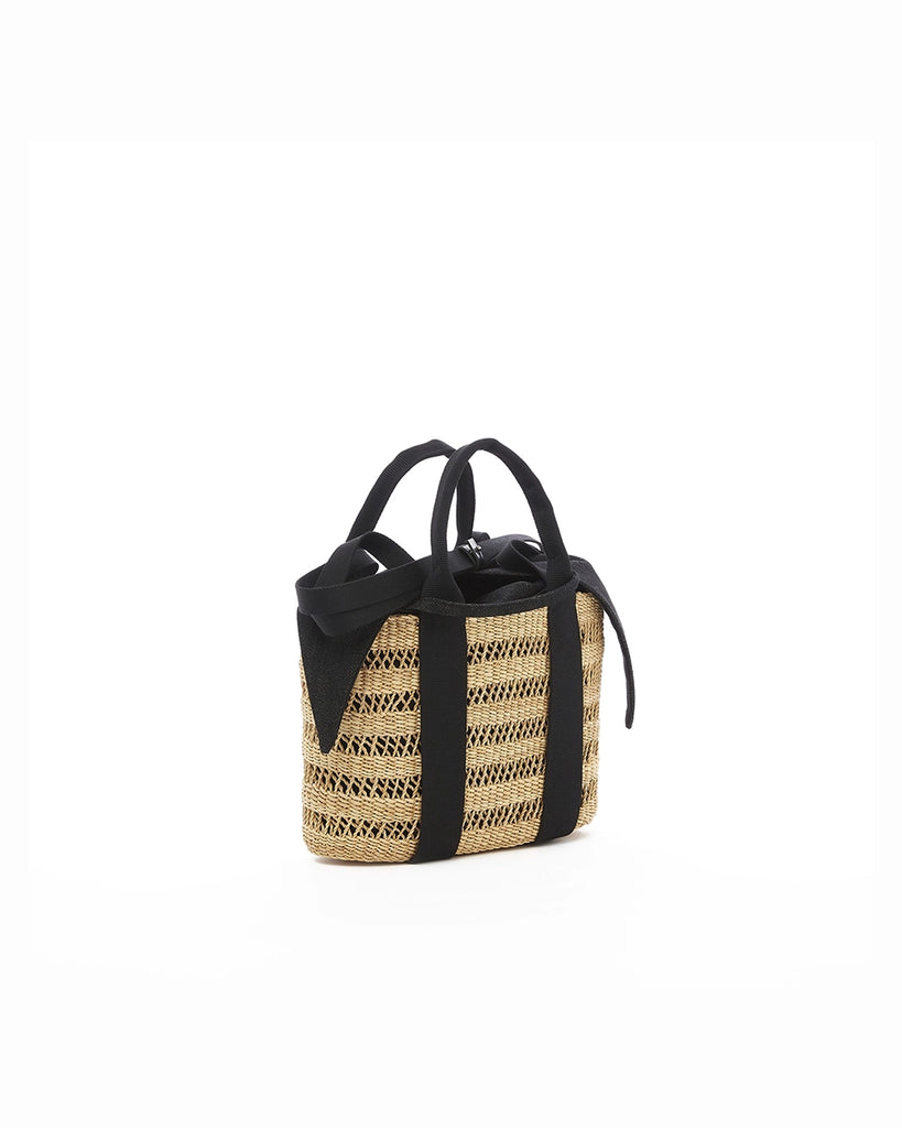 Mała, ręcznie pleciona torebka koszyk w ażurowe paski MYRA - NATURAL x BLACK HDL x BLACK COTTON francuskiej marki Muun. Posiada prostokątny kształt, dwie mocne, materiałowe rączki do wygodnego trzymania w dłoni i długi pasek do zawieszenia na ramieniu. Wewnątrz koszyka znajduje się wiązana, wyciągana bawełniana, czarna torebka