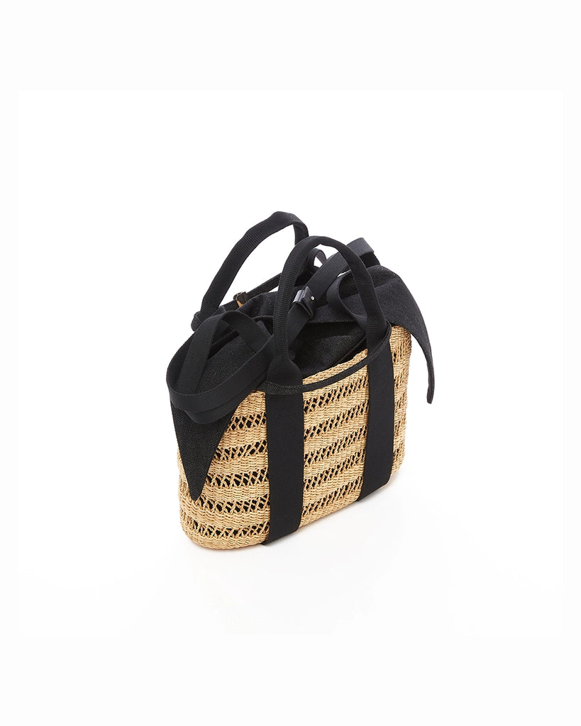 Mała, ręcznie pleciona torebka koszyk w ażurowe paski MYRA - NATURAL x BLACK HDL x BLACK COTTON francuskiej marki Muun. Posiada prostokątny kształt, dwie mocne, materiałowe rączki do wygodnego trzymania w dłoni i długi pasek do zawieszenia na ramieniu. Wewnątrz koszyka znajduje się wiązana, wyciągana bawełniana, czarna torebka