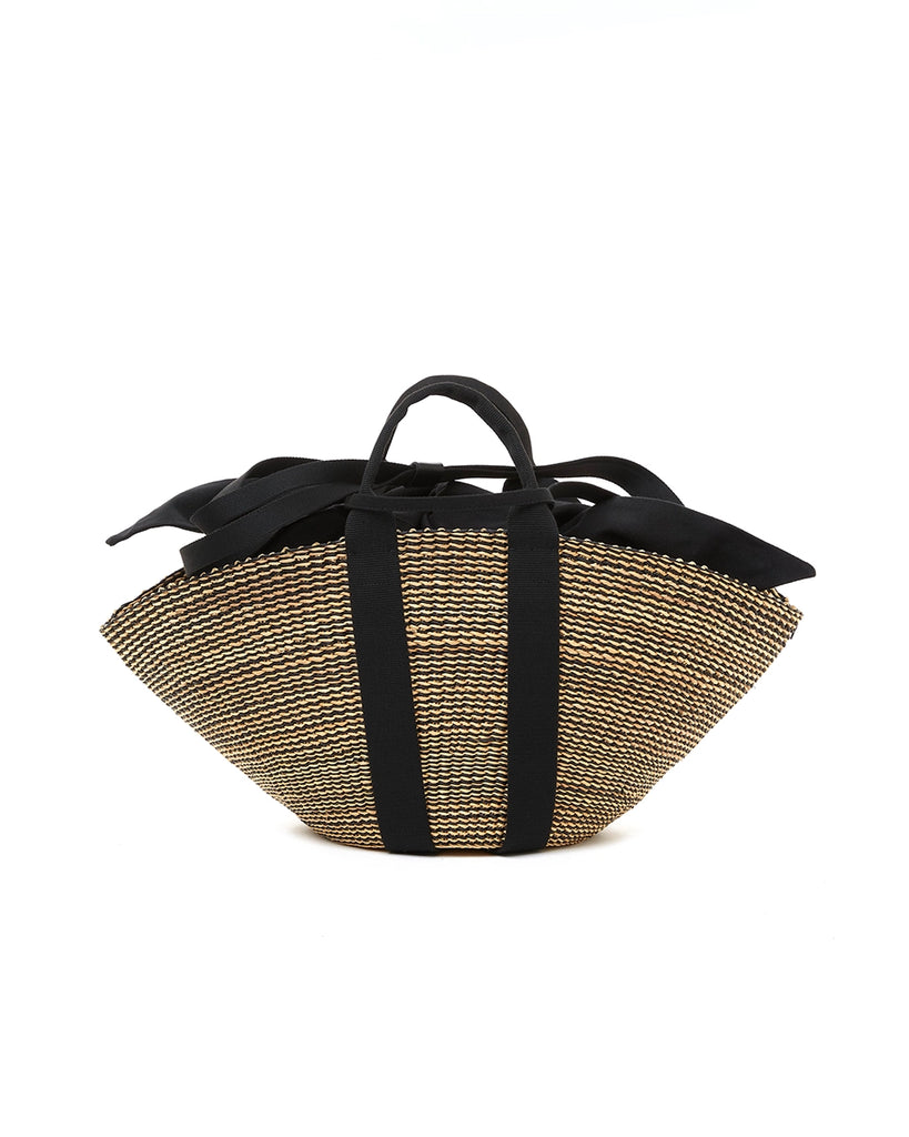 Średniej wielkości, ręcznie pleciony kosz SOPHIE - NATURALxBLACK x BLACK HDL x BLACK COTTON francuskiej marki Muun. Posiada wachlarzowy kształt, dwie mocne, materiałowe rączki do wygodnego trzymania w dłoni oraz długi, cienki pasek do zawieszenia na ramieniu. 