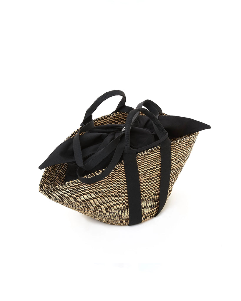 Średniej wielkości, ręcznie pleciony kosz SOPHIE - NATURALxBLACK x BLACK HDL x BLACK COTTON francuskiej marki Muun. Posiada wachlarzowy kształt, dwie mocne, materiałowe rączki do wygodnego trzymania w dłoni oraz długi, cienki pasek do zawieszenia na ramieniu. 